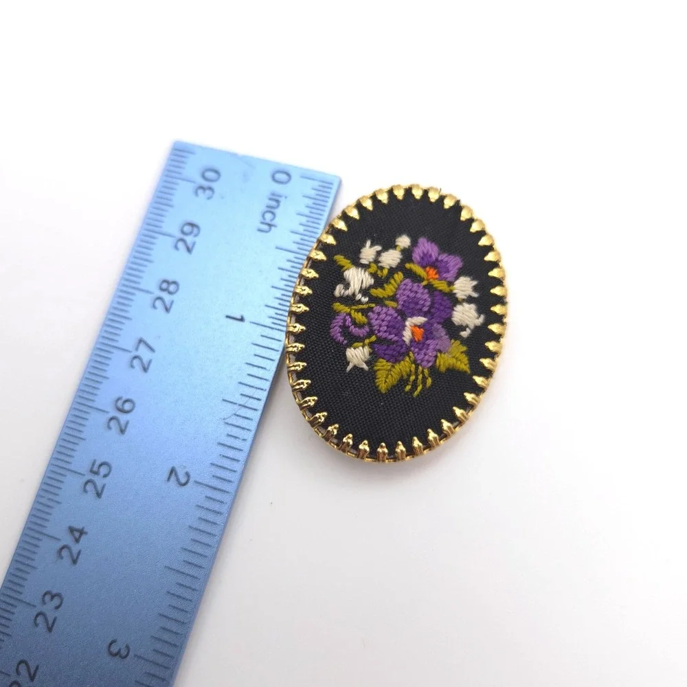 Vintage Floral Petit Point Embroidered Oval Brooch Gold‎ Tone Purple Violets